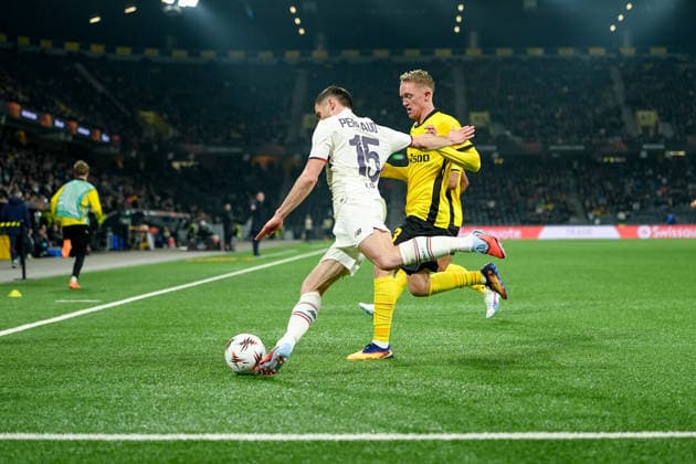Schweiz: UEFA Europa League 2025 26, BSC Young Boys vs LOSC Lille - Stadion Wankdorf, Bern: Dominik Pech (13 Young Boys) im Duell mit Romain Perraud (15 Lille) Bern Stadion Wankdorf Bern Schweiz Copyright: xKjetilxWaberx