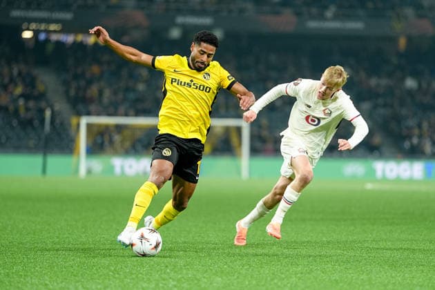 Schweiz: UEFA Europa League 2025 26, BSC Young Boys vs LOSC Lille - Stadion Wankdorf, Bern: Saidy Janko (17 Young Boys) im Duell mit Hakon Arnar Haraldsson (10 Lille) Bern Stadion Wankdorf Bern Schweiz Copyright: xKjetilxWaberx
