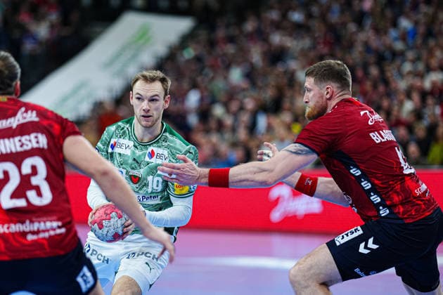 Mathias Gidsel (Fuechse Berlin, 19), Blaz Blagotinsek (SG Flensburg-Handewitt, 43) GER, SG Flensburg-Handewitt vs. Fuechse Berlin, Handball, Bundesliga, Spieltag 16, Saison 2026 2026, 11.12.2025 GER, SG Flensburg-Handewitt vs. Fuechse Berlin, Handball, Bundesliga, Spieltag 16, Saison 2026 2026, 11.12.2025 Flensburg Copyright: xEibner-Pressefoto MarcelxvonxFehrnx EP_MFN