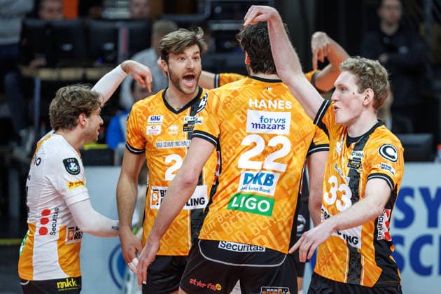 11.12.25, Berlin, Volleyball: 1.Bundesliga, Maenner, CEV Champions League , BR Volleys - Club Voleibol Guaguas, Max-Schmeling-Halle. Die Mannschaft freut sich ueber den ersten Punktgewinn.