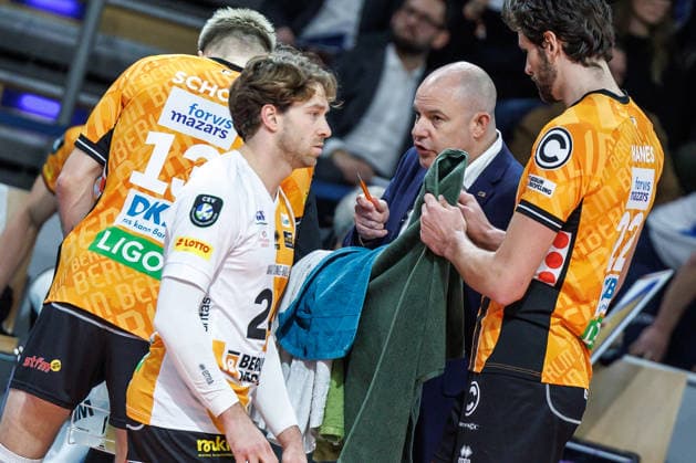 11.12.25, Berlin, Volleyball: 1.Bundesliga, Maenner, CEV Champions League , BR Volleys - Club Voleibol Guaguas, Max-Schmeling-Halle. Trainer Joel Banks (BR Volleys) bespricht sich mit Kyle Dagostino (BR Volleys).