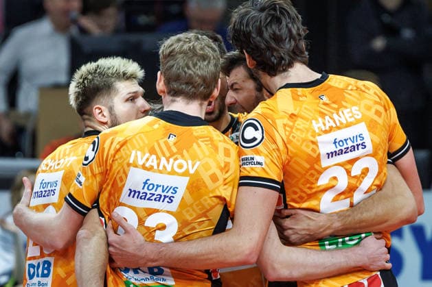 11.12.25, Berlin, Volleyball: 1.Bundesliga, Maenner, CEV Champions League , BR Volleys - Club Voleibol Guaguas, Max-Schmeling-Halle. Die Mannschaft freut sich ueber den ersten Punktgewinn.