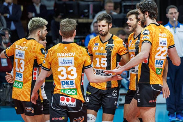 11.12.25, Berlin, Volleyball: 1.Bundesliga, Maenner, CEV Champions League , BR Volleys - Club Voleibol Guaguas, Max-Schmeling-Halle. Die Mannschaft freut sich ueber den ersten Punktgewinn.