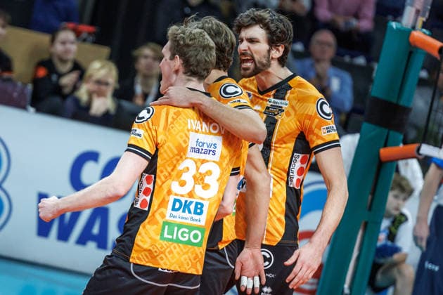 11.12.25, Berlin, Volleyball: 1.Bundesliga, Maenner, CEV Champions League , BR Volleys - Club Voleibol Guaguas, Max-Schmeling-Halle. Die Mannschaft freut sich ueber den ersten Punktgewinn.