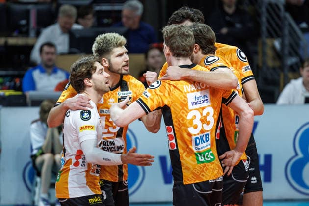 11.12.25, Berlin, Volleyball: 1.Bundesliga, Maenner, CEV Champions League , BR Volleys - Club Voleibol Guaguas, Max-Schmeling-Halle. Die Mannschaft freut sich ueber den ersten Punktgewinn.