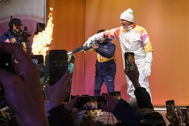 GIOCHI OLIMPICI - Olimpiadi Invernali Milano-Cortina 2026 - Olympic Torch Relay THE OLYMPIC TORCH ARRIVES IN PIAZZA SANTISSIMA ANNUNZIATA IN FLORRENCE during Olympic Torch Relay, Olympic Winter games, Winterspiele,Spiele, Summer games Milano-Cortina 2026 in Florence, Italy, December 11 2025 Cortina D Ampezzo Italy  Copyright: xIPAxSport ABACAx