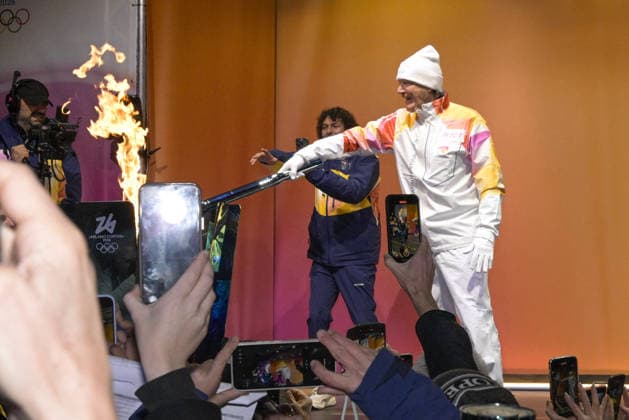 GIOCHI OLIMPICI - Olimpiadi Invernali Milano-Cortina 2026 - Olympic Torch Relay THE OLYMPIC TORCH ARRIVES IN PIAZZA SANTISSIMA ANNUNZIATA IN FLORRENCE during Olympic Torch Relay, Olympic Winter games, Winterspiele,Spiele, Summer games Milano-Cortina 2026 in Florence, Italy, December 11 2025 Cortina D Ampezzo Italy  Copyright: xIPAxSport ABACAx