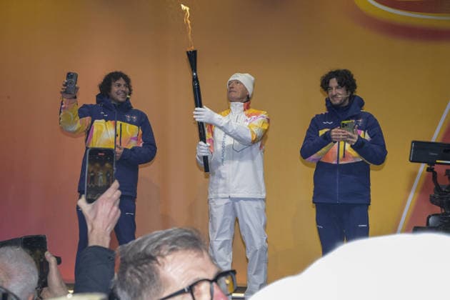 GIOCHI OLIMPICI - Olimpiadi Invernali Milano-Cortina 2026 - Olympic Torch Relay THE OLYMPIC TORCH ARRIVES IN PIAZZA SANTISSIMA ANNUNZIATA IN FLORRENCE during Olympic Torch Relay, Olympic Winter games, Winterspiele,Spiele, Summer games Milano-Cortina 2026 in Florence, Italy, December 11 2025 Cortina D Ampezzo Italy  Copyright: xIPAxSport ABACAx