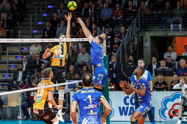 11.12.25, Berlin, Volleyball: 1.Bundesliga, Maenner, CEV Champions League , BR Volleys - Club Voleibol Guaguas, Max-Schmeling-Halle. Moritz Reichert (BR Volleys) spielt den Ball ueber das Netz.