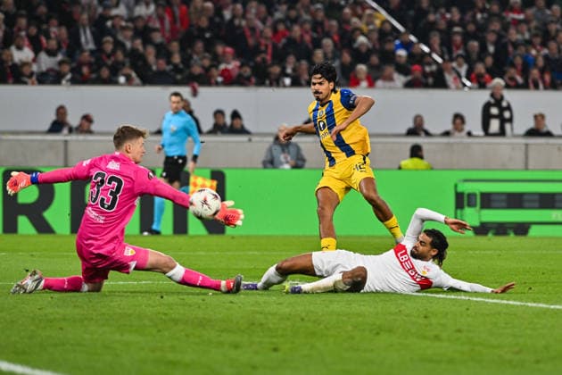 Europa League; VfB Stuttgart - Maccabi Tel Aviv; 11.12.2025 STUTTGART, GERMANY - 11. DECEMBER: v. l. Alexander NUEBEL (VfB Stuttgart 33), Dor PERETZ (Maccabi Tel Aviv 42) und Lorenz ASSIGNON (VfB Stuttgart 22) während dem Match zwischen dem VfB Stuttgart und Maccabi Tel Aviv am 6. Spieltag der UEFA Europa League Ligaphase in der MHP Arena Copyright: xBEAUTIFULxSPORTS Goldbergx
