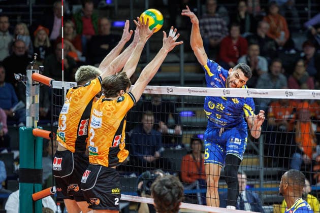 11.12.25, Berlin, Volleyball: 1.Bundesliga, Maenner, CEV Champions League , BR Volleys - Club Voleibol Guaguas, Max-Schmeling-Halle. Ruben Schott (BR Volleys) und Matthew Knigge (BR Volleys) blocken den Ball.
