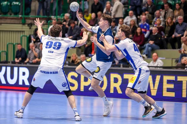 11.12.2025, Handball, HBL, Bergischer HC - ThSV Eisenach, Unihalle Wuppertal: Tillmann Leu (Eisenach 99) und Stephan Seitz (Eisenach 44) im Zweikampf gegen Soeren Steinhaus (BHC 53) Nordrhein-Westfalen Deutschland