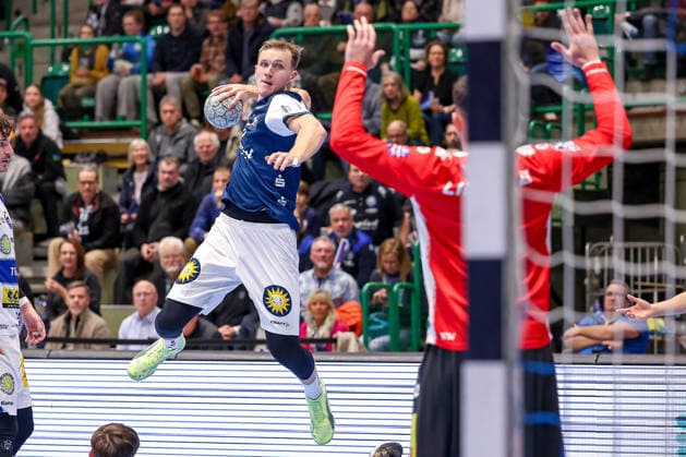 11.12.2025, Handball, HBL, Bergischer HC - ThSV Eisenach, Unihalle Wuppertal: Nico Schöttle (BHC 08) wirft auf das Tor von Torhüter Matija Spikic (Eisenach 01) Nordrhein-Westfalen Deutschland