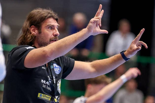 11.12.2025, Handball, HBL, Bergischer HC - ThSV Eisenach, Unihalle Wuppertal: Sebastian Hinze (Eisenach hc) gestikulierend am Spielfeldrand Nordrhein-Westfalen Deutschland