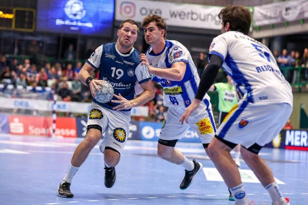 11.12.2025, Handball, HBL, Bergischer HC - ThSV Eisenach, Unihalle Wuppertal: Tomas Babak (BHC 19) im Zweikampf gegen Stephan Seitz (Eisenach 44) Nordrhein-Westfalen Deutschland
