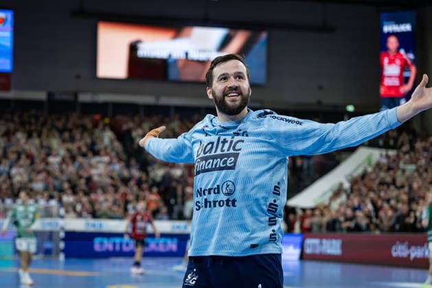DAIKIN HBL: SG Flensburg-Handewitt vs Füchse Berlin; 11.12.25 Jubel Freude über gehaltenen Ball bei Benjamin Buric (Nr.01, SG Flensburg-Handewitt) DAIKIN HBL: SG Flensburg-Handewitt vs Füchse Berlin, GP JOULE Arena am 11.12.25 Copyright: xBEAUTIFULxSPORTS MarioxM.xKobergx