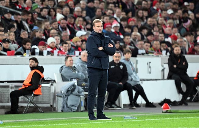 11.12.2025, xsltx, Fussball UEFA Europa League, VfB Stuttgart - Maccabi Tel Aviv v.l. Trainer Sebastian Hoeness Hoeneß (VfB Stuttgart) gibt Anweisungen Stuttgart