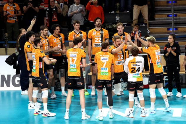 DEU, Championsleague, BR Volleys vs. Las Palmas, 11.12.2025, Max-Schmeling-Halle, Berlin, DEU, Championsleague, BR Volleys vs. Las Palmas, im Bild BR Volleys-Spielerkreis