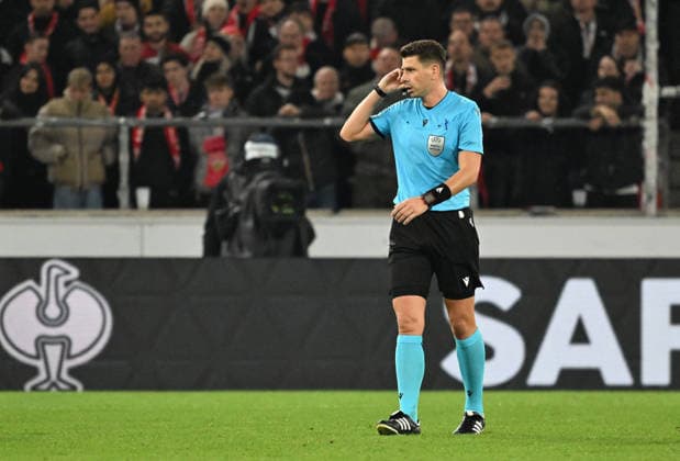 11.12.2025, xsltx, Fussball UEFA Europa League, VfB Stuttgart - Maccabi Tel Aviv v.l. Schiedsrichter Marian Alexandru Barbu (Rumänien) Stuttgart