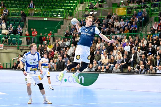 GER, 1.DAIKIN HBL, BHC06, BHC06 - ThSV Eisenach, 16. Spieltag 11.12. 2025,Wuppertal ,Unihalle, GER, 1.DAIKIN HBL, 16. Spieltag BHC06 - ThSV Eisenach 1.Liqui Moly HBL regulations prohibit any use of photographs as image sequences and or quasi-video im Bild Nico Schöttle ( Bergischer HC 8 ) am Kreis.