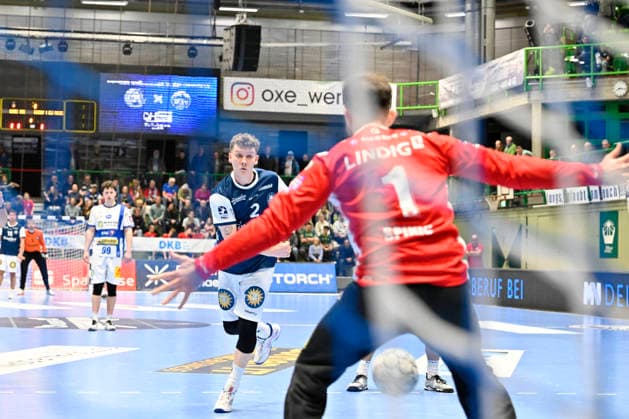 GER, 1.DAIKIN HBL, BHC06, BHC06 - ThSV Eisenach, 16. Spieltag 11.12. 2025,Wuppertal ,Unihalle, GER, 1.DAIKIN HBL, 16. Spieltag BHC06 - ThSV Eisenach 1.Liqui Moly HBL regulations prohibit any use of photographs as image sequences and or quasi-video im Bild Noah Beyer ( Bergischer HC 2 ) verwandelt gegen Torwart Matija Spikic ( THSV Eisenach 1 ).