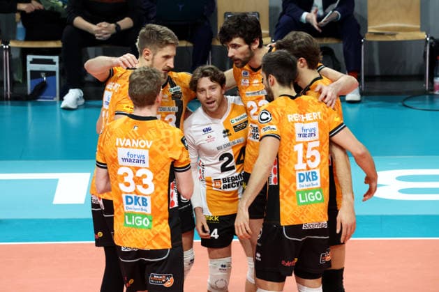DEU, Championsleague, BR Volleys vs. Las Palmas, 11.12.2025, Max-Schmeling-Halle, Berlin, DEU, Championsleague, BR Volleys vs. Las Palmas, im Bild BR Volleys-Spielerkreis, Kyle Dagostino (BR Volleys 24)