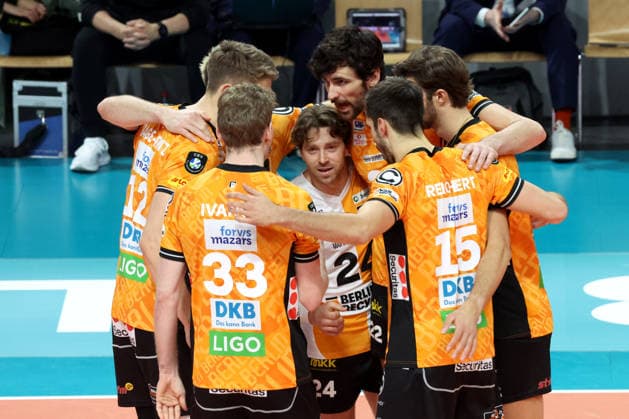 DEU, Championsleague, BR Volleys vs. Las Palmas, 11.12.2025, Max-Schmeling-Halle, Berlin, DEU, Championsleague, BR Volleys vs. Las Palmas, im Bild BR Volleys-Spielerkreis, Kyle Dagostino (BR Volleys 24)