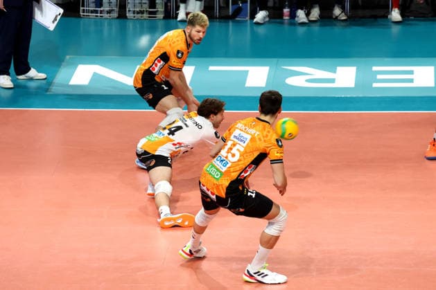 DEU, Championsleague, BR Volleys vs. Las Palmas, 11.12.2025, Max-Schmeling-Halle, Berlin, DEU, Championsleague, BR Volleys vs. Las Palmas, im Bild Ballannahme von Kyle Dagostino (BR Volleys 24), Ruben Schott (BR Volleys 13), Moritz Reichert (BR Volleys 15)