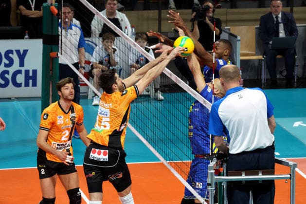 DEU, Championsleague, BR Volleys vs. Las Palmas, 11.12.2025, Max-Schmeling-Halle, Berlin, DEU, Championsleague, BR Volleys vs. Las Palmas, im Bild Moritz Reichert (BR Volleys 15), Matthew Knigge (BR Volleys 2), Portuondo(LAS PALMAS 5), Mendes Spencer (LAS PALMAS 4)
