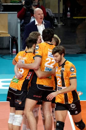 DEU, Championsleague, BR Volleys vs. Las Palmas, 11.12.2025, Max-Schmeling-Halle, Berlin, DEU, Championsleague, BR Volleys vs. Las Palmas, im Bild BR Volleys-Spielerkreis, Trainer Joel Banks (BR Volleys)