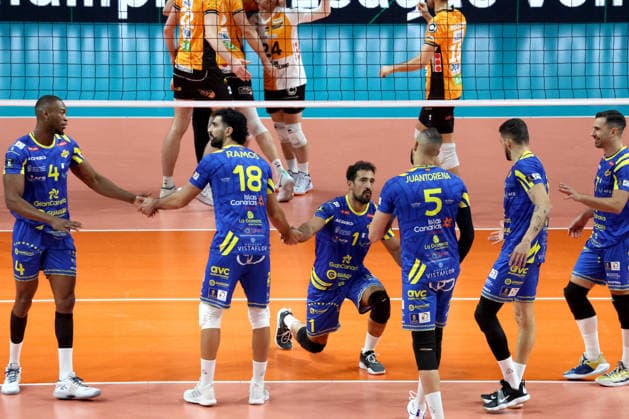 DEU, Championsleague, BR Volleys vs. Las Palmas, 11.12.2025, Max-Schmeling-Halle, Berlin, DEU, Championsleague, BR Volleys vs. Las Palmas, im Bild LAS PALMAS-Spielerkreis