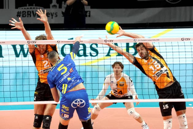 DEU, Championsleague, BR Volleys vs. Las Palmas, 11.12.2025, Max-Schmeling-Halle, Berlin, DEU, Championsleague, BR Volleys vs. Las Palmas, im Bild Moritz Reichert (BR Volleys 15), Matthew Knigge (BR Volleys 2), Portuondo(LAS PALMAS 5)