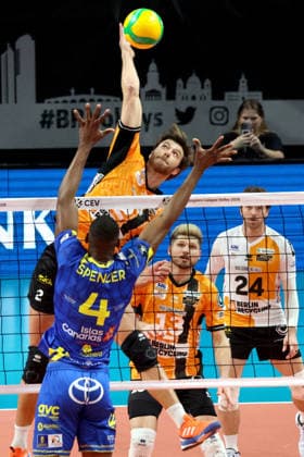 DEU, Championsleague, BR Volleys vs. Las Palmas, 11.12.2025, Max-Schmeling-Halle, Berlin, DEU, Championsleague, BR Volleys vs. Las Palmas, im Bild Matthew Knigge (BR Volleys 2), Ruben Schott (BR Volleys 13), Kyle Dagostino (BR Volleys 24), Mendes Spencer (LAS PALMAS 4)