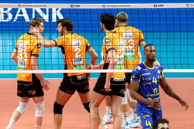 DEU, Championsleague, BR Volleys vs. Las Palmas, 11.12.2025, Max-Schmeling-Halle, Berlin, DEU, Championsleague, BR Volleys vs. Las Palmas, im Bild BR Volleys-Spielerkreis, Matthew Knigge (BR Volleys 2), Fedor Ivanov (BR Volleys 33), Mendes Spencer (LAS PALMAS 4)