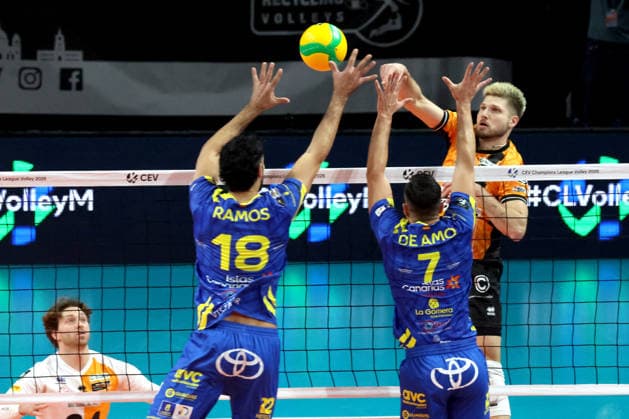 DEU, Championsleague, BR Volleys vs. Las Palmas, 11.12.2025, Max-Schmeling-Halle, Berlin, DEU, Championsleague, BR Volleys vs. Las Palmas, im Bild Ruben Schott (BR Volleys 13), Martin Ramos (LAS PALMAS 18), SANCHEZ CARRERES Javier (LAS PALMAS 7)