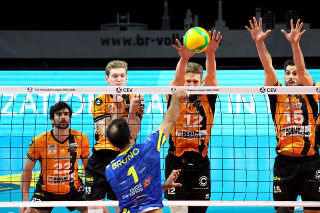 DEU, Championsleague, BR Volleys vs. Las Palmas, 11.12.2025, Max-Schmeling-Halle, Berlin, DEU, Championsleague, BR Volleys vs. Las Palmas, im Bild Jake Hanes (BR Volleys 22), Fedor Ivanov (BR Volleys 33), Florian Krage-Brewitz (BR Volleys 12), Moritz Reichert (BR Volleys 15), Nicolas Bruno(LAS PALMAS 1)