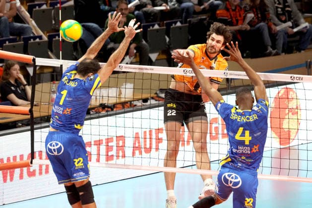 DEU, Championsleague, BR Volleys vs. Las Palmas, 11.12.2025, Max-Schmeling-Halle, Berlin, DEU, Championsleague, BR Volleys vs. Las Palmas, im Bild Jake Hanes (BR Volleys 22), Nicolas Bruno(LAS PALMAS 1), Mendes Spencer (LAS PALMAS 4)