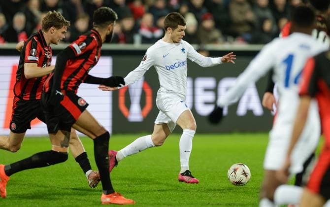 Genk s Jarne Steuckers fights for the ball during a soccer game between Danish FC Midtjylland and Belgian KRC Genk, on Thursday 11 December 2025 in Herning, Denmark, on the sixth game (out of 8) in the league phase of the UEFA Europa League competition. LEONxGONZALES  x148239159x