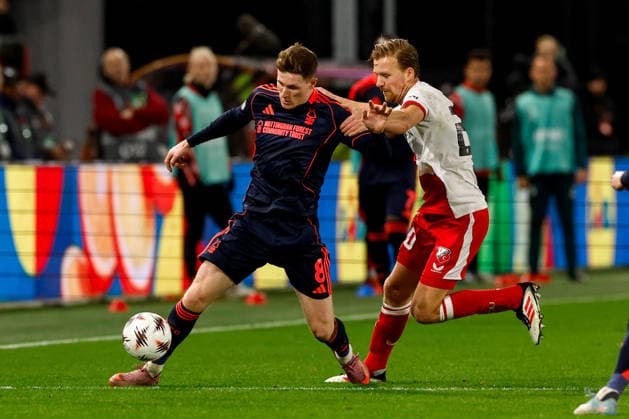 2025-12-11 FC Utrecht v Nottingham Forest FC - UEFA Europa League 2025 26 League Phase MD6 UTRECHT, NETHERLANDS - DECEMBER 11: Elliot Anderson of Nottingham Forest FC battles for possession with Dani de Wit of FC Utrecht during the UEFA Europa League 2025 26 League Phase MD6 match between FC Utrecht and Nottingham Forest FC at Stadion Galgenwaard on December 11, 2025 in Utrecht, Netherlands. Utrecht Stadion Galgenwaard Netherlands Content not available for redistribution in The Netherlands directly or indirectly through any third parties. Copyright: xBenxGalx
