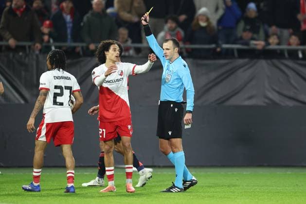 UTRECHT , 11-12-2025 , Stadium Galgenwaard , season 2025 2026 , UEFA Europa League football , League phase Matchday 6 , match between FC Utrecht and Nottingham Forrest , picture shows FC Utrecht player Gjivai Zechiel, referee Irfan Peljto yellow card Utrecht - Nottingham Forrest  x200123289x Copyright: