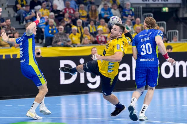 v.li.: Tilen Kodrin (VfL, 5), Jannik Kohlbacher (RNL, 80), Tom Kiesler (VfL, 30), Zweikampf, Spielszene, Duell, duel, tackle, tackling, Dynamik, Action, Aktion, 11.12.2025, Mannheim (Deutschland), Handball, Bundesliga, Rhein-Neckar Löwen - VfL Gummersbach