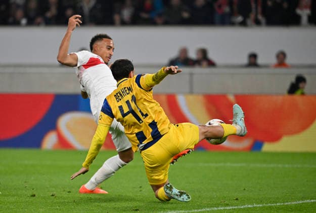 Torschuss Aktion Torchance Zweikampf, Aktion Jamie Leweling VfB Stuttgart (18) gegen Itai Ben Hamo Maccabi Tel-Aviv FC (41) VfB Stuttgart vs Maccabi Tel-Aviv FC EUROPA LEAGUE EL 11.12.2025 DFL REGULATIONS PROHIBIT ANY USE OF PHOTOGRAPHS AS IMAGE SEQUENCES AND OR QUASI-VIDEO VfB Stuttgart vs Maccabi Tel-Aviv FC EUROPA LEAGUE EL