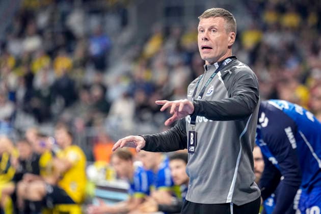 Gudjon Valur Sigurdsson (Trainer, Cheftrainer, VfL Gummersbach), gibt Anweisungen, gestikuliert, mit den Armen gestikulieren, Einzelbild, Einzelfoto, Aktion, Action, 11.12.2025, Mannheim (Deutschland), Handball, Bundesliga, Rhein-Neckar Löwen - VfL Gummersbach