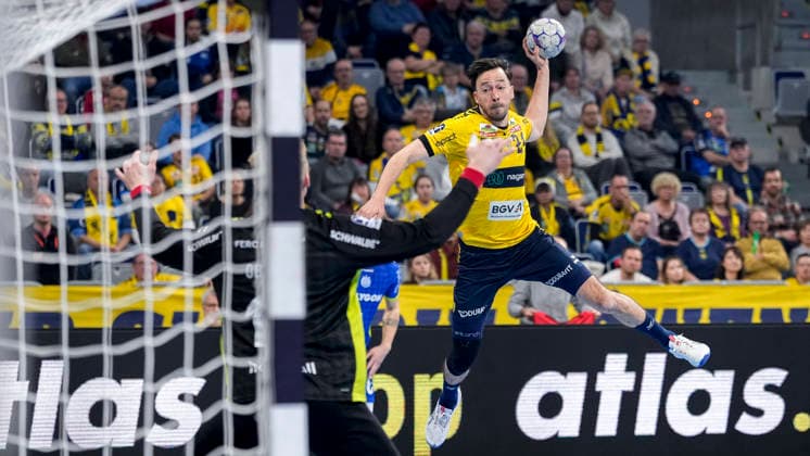 v.li.: Bertram Obling (Torwart, VfL, 16), Patrick Groetzki (RNL, 24), beim Sprungwurf, Wurf, Torwurf, Action, Aktion, Spielszene, 11.12.2025, Mannheim (Deutschland), Handball, Bundesliga, Rhein-Neckar Löwen - VfL Gummersbach