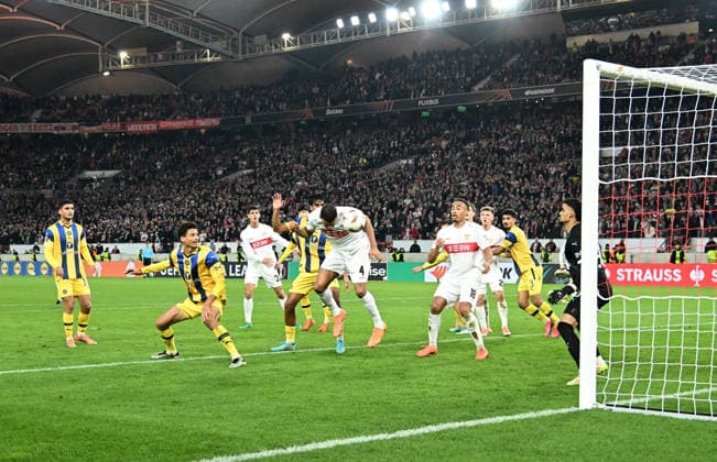 11.12.2025, xsltx, Fussball UEFA Europa League, VfB Stuttgart - Maccabi Tel Aviv v.l. Josha Vagnoman (VfB Stuttgart), Roi Mishpati (Maccabi Tel Aviv), Roi Mishpati (Maccabi Tel Aviv) Goal scored, erzielt das Tor zum 4:1 Stuttgart