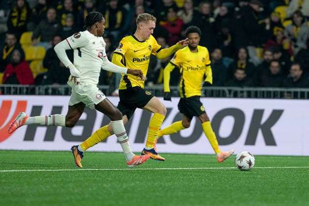 Schweiz: UEFA Europa League 2025 26, BSC Young Boys vs LOSC Lille - Stadion Wankdorf, Bern: Dominik Pech (13 Young Boys) im Duell mit Nathan Ngoy (3 Lille) Bern Stadion Wankdorf Bern Schweiz Copyright: xKjetilxWaberx