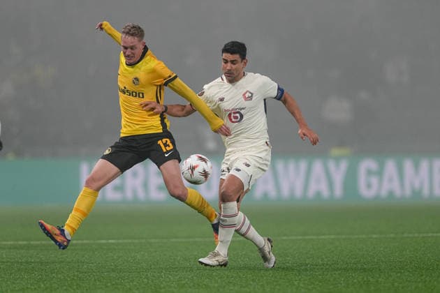 Schweiz: UEFA Europa League 2025 26, BSC Young Boys vs LOSC Lille - Stadion Wankdorf, Bern: Benjamin Andre (21 Lille) im Duell mit Dominik Pech (13 Young Boys) Bern Stadion Wankdorf Bern Schweiz Copyright: xKjetilxWaberx