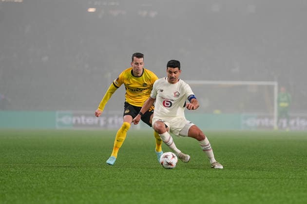 Schweiz: UEFA Europa League 2025 26, BSC Young Boys vs LOSC Lille - Stadion Wankdorf, Bern: Benjamin Andre (21 Lille) im Duell mit Sandro Lauper (30 Young Boys) Bern Stadion Wankdorf Bern Schweiz Copyright: xKjetilxWaberx