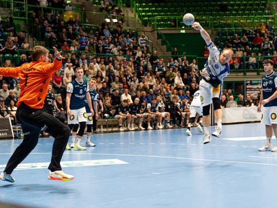 Peter Walz (ThSV Eisenach, 14) beim Torwurf gegen Christopher Rudeck (Bergischer HC, 01) Bergischer HC vs. ThSV Eisenach, Handball, 1. Bundesliga, 16. Spieltag, Saison 2025 2026, 11.12.2025 Bergischer HC vs. ThSV Eisenach, Handball, 1. Bundesliga, 16. Spieltag, Saison 2025 2026, 11.12.2025 Wuppertal Copyright: xEibner-Pressefoto DamianxKruczynx EP_DKI