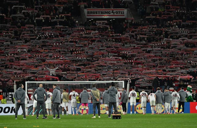 11.12.2025, xsltx, Fussball UEFA Europa League, VfB Stuttgart - Maccabi Tel Aviv v.l. VFB Team bedankt bedanken sich bei den Fans Stuttgart